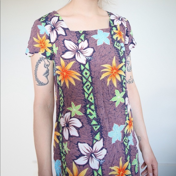 Purple Hawaiian Patterned Dress - Picture 9 of 10